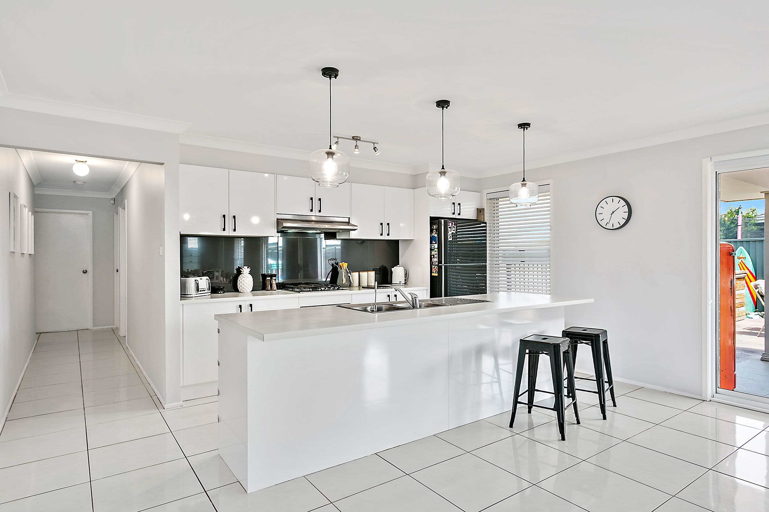 6 Estuary Avenue, Haywards Bay - Thumbnail 2