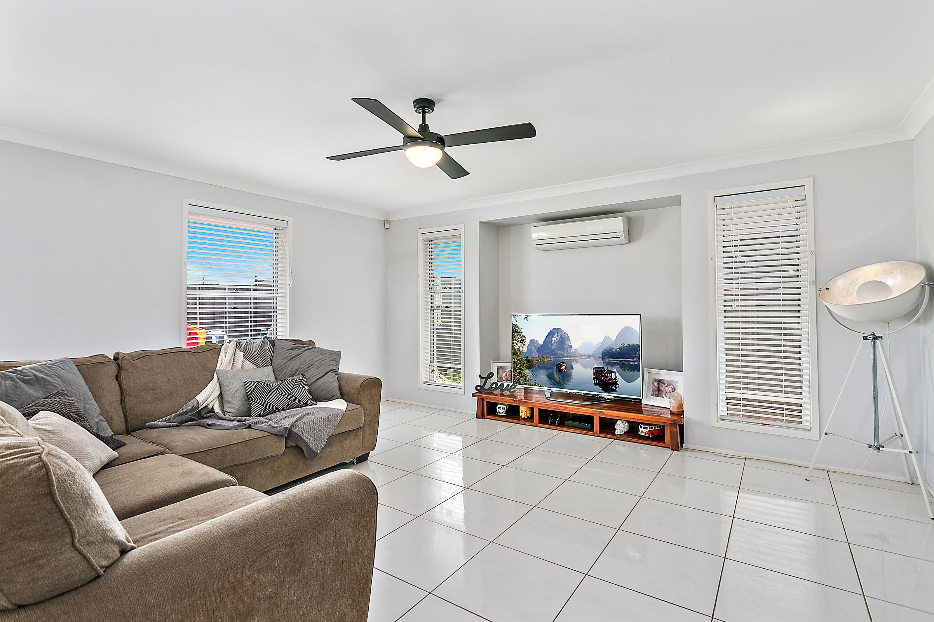 6 Estuary Avenue, Haywards Bay - Thumbnail 3