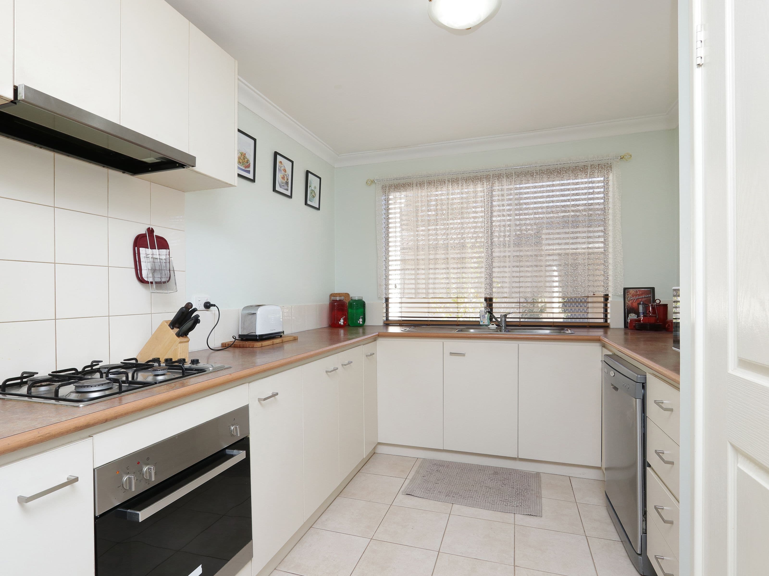Unit 10, 10 Leslie Street, Cannington WA 6107, Cannington - Thumbnail 2