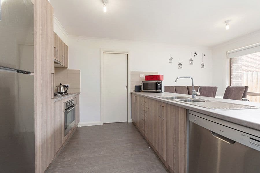 34 Windrock Avenue, Craigieburn VIC 3064, Craigieburn - Thumbnail 4