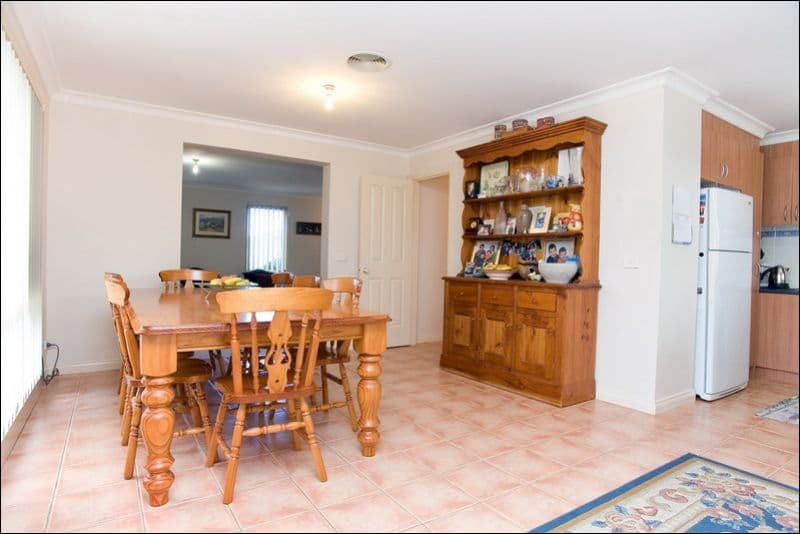 8A Benz Close, MILL PARK VIC 3082, Mill Park - Thumbnail 8