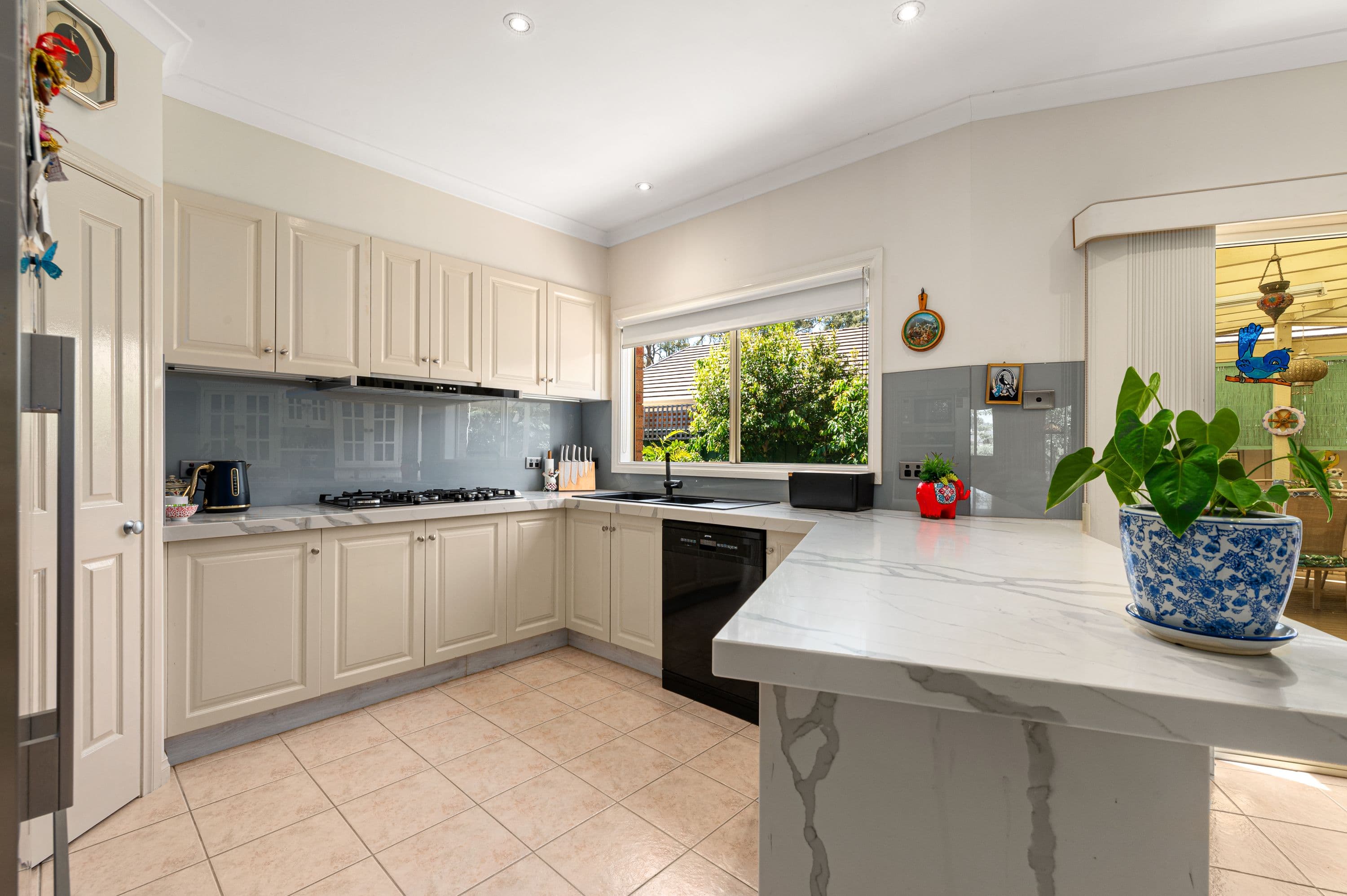 11 Red Oaks Way, South Morang VIC 3752, South Morang - Thumbnail 2