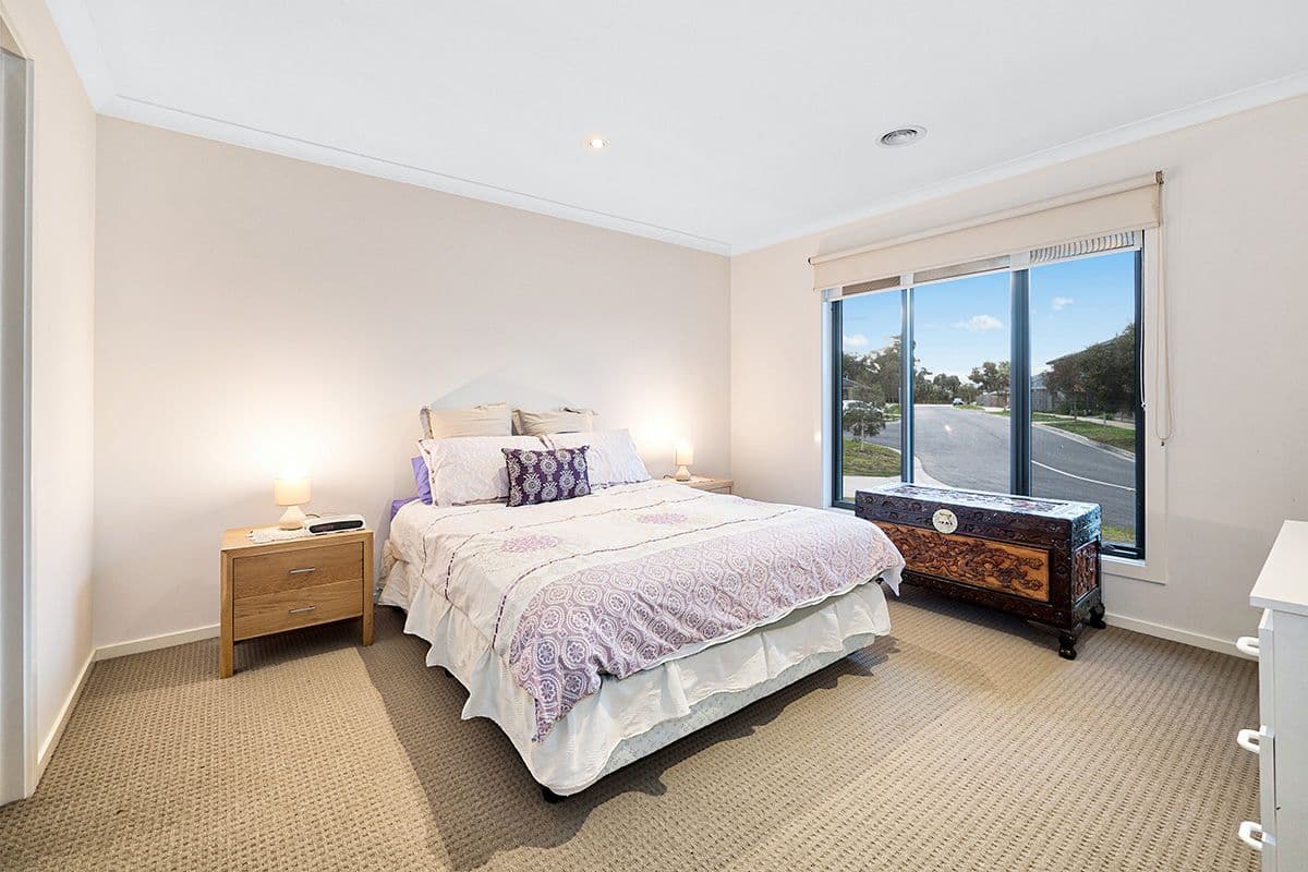 24 Royaloak Crescent, Cranbourne East VIC 3977, Cranbourne East - Thumbnail 2