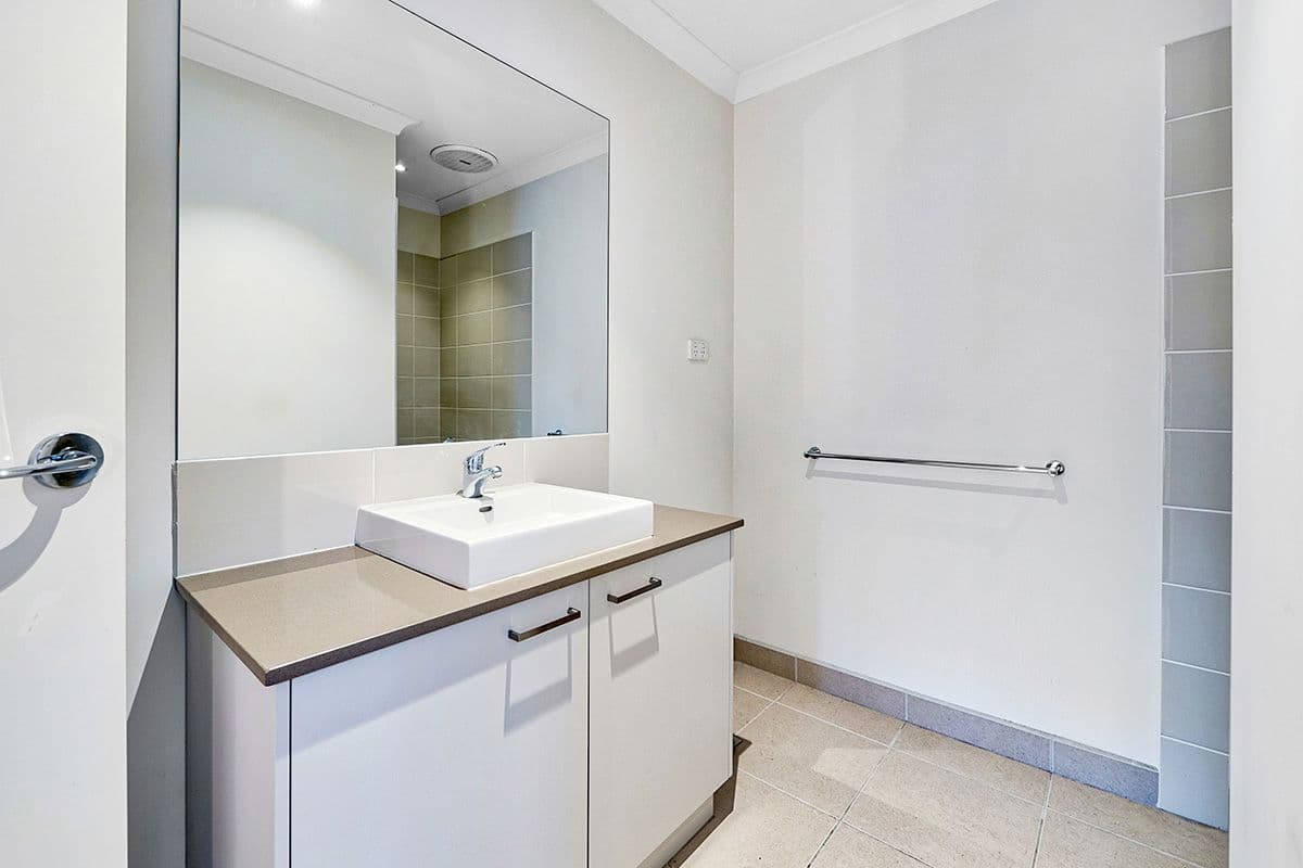 24 Royaloak Crescent, Cranbourne East VIC 3977, Cranbourne East - Thumbnail 3