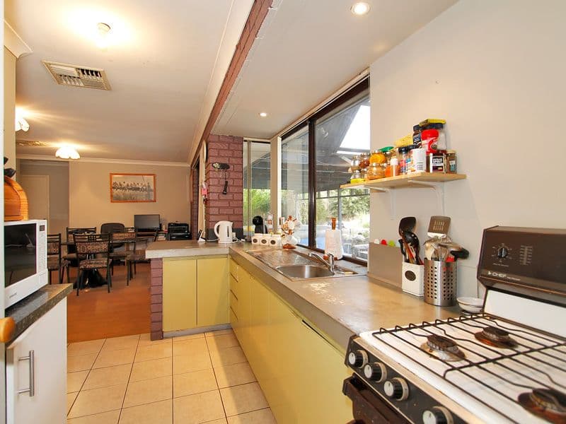 202 Illawarra Crescent, BALLAJURA WA 6066, Ballajura - Thumbnail 4