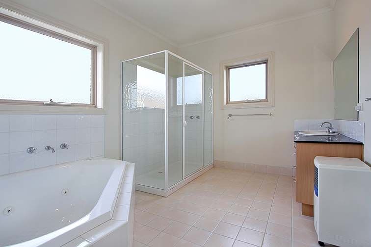 15  Montvale Mews, MOUNT WAVERLEY VIC 3149, Mount Waverley - Thumbnail 4