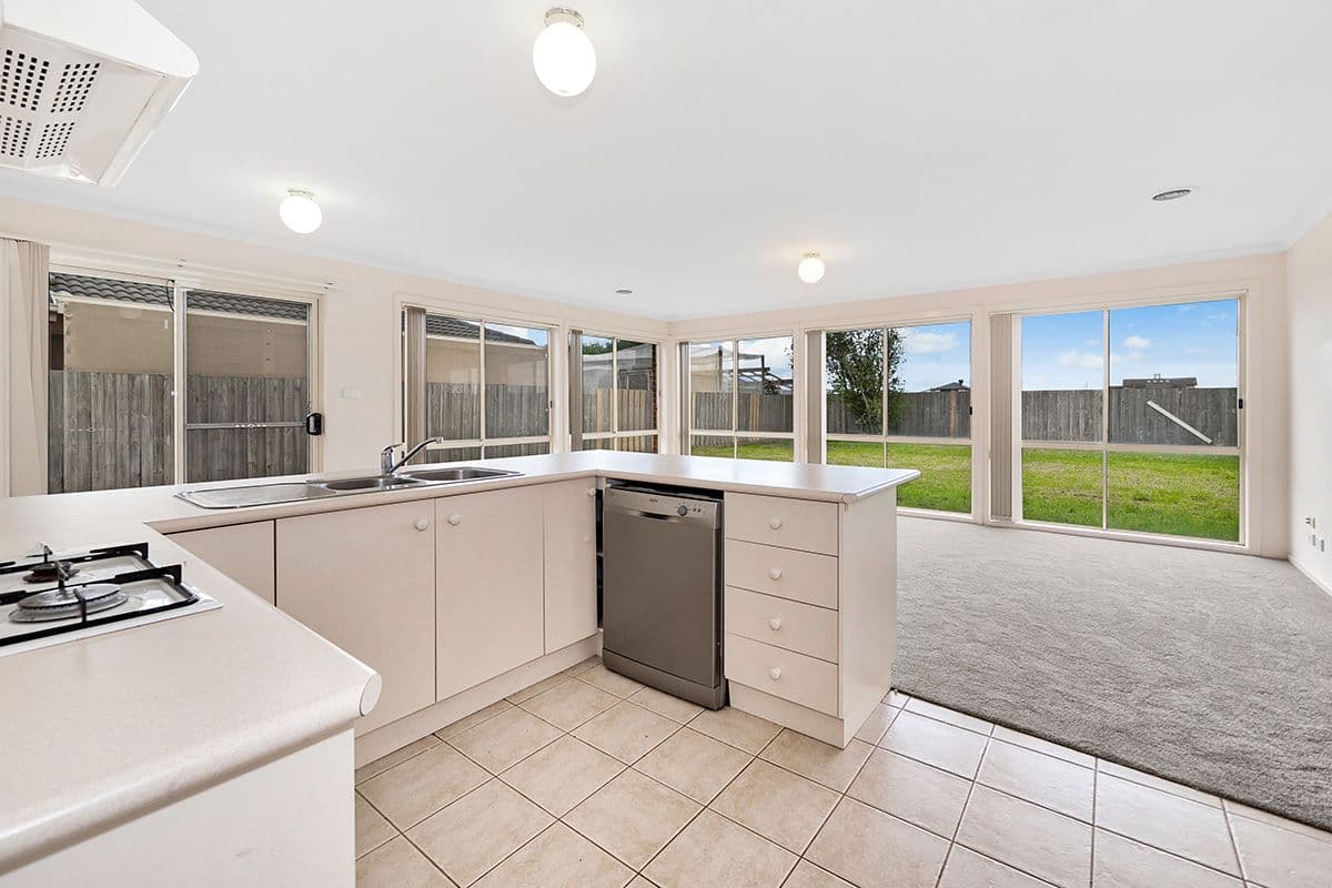 27 Shaftsbury Avenue, Berwick VIC 3806, Berwick - Image 1