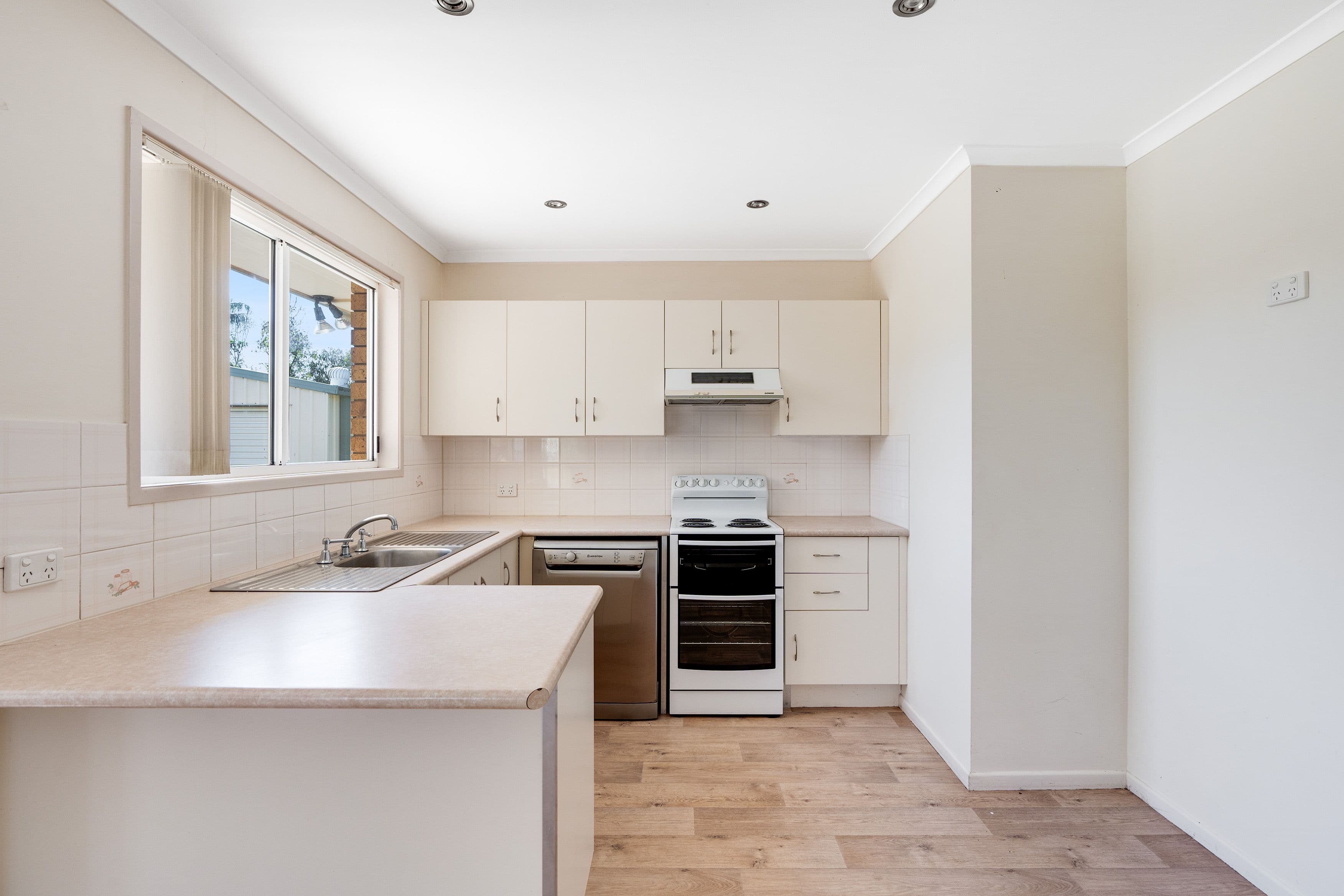 77 Staal Crescent, Emerald QLD 4720, Emerald - Thumbnail 3
