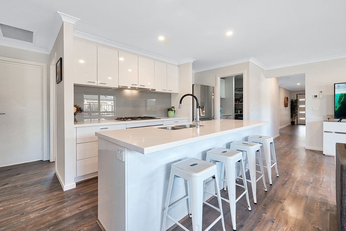 10 Cartwright Grove, Cranbourne East VIC 3977, Cranbourne East - Thumbnail 2