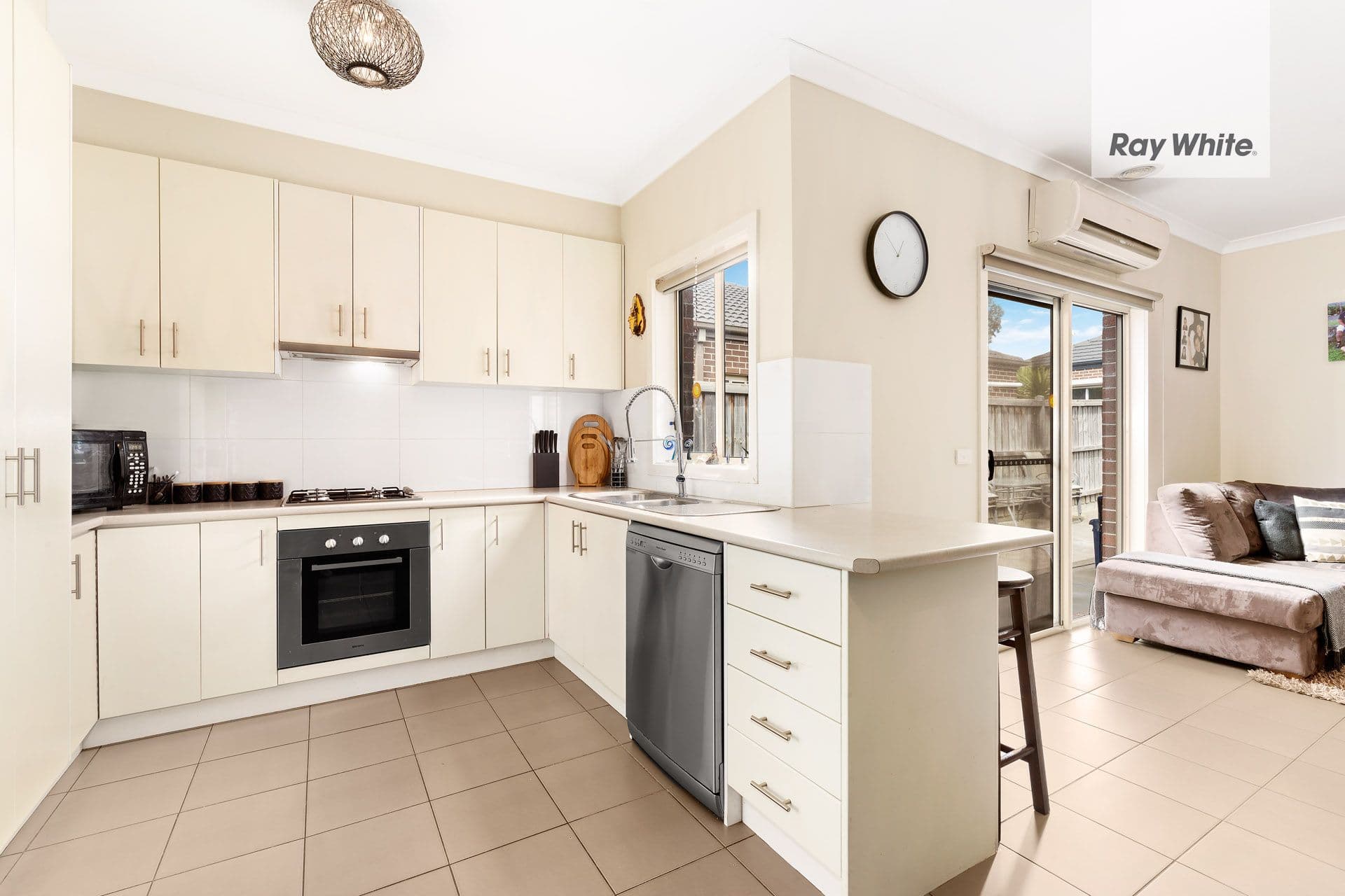22 Jenolan Way, South Morang VIC 3752, South Morang - Thumbnail 2