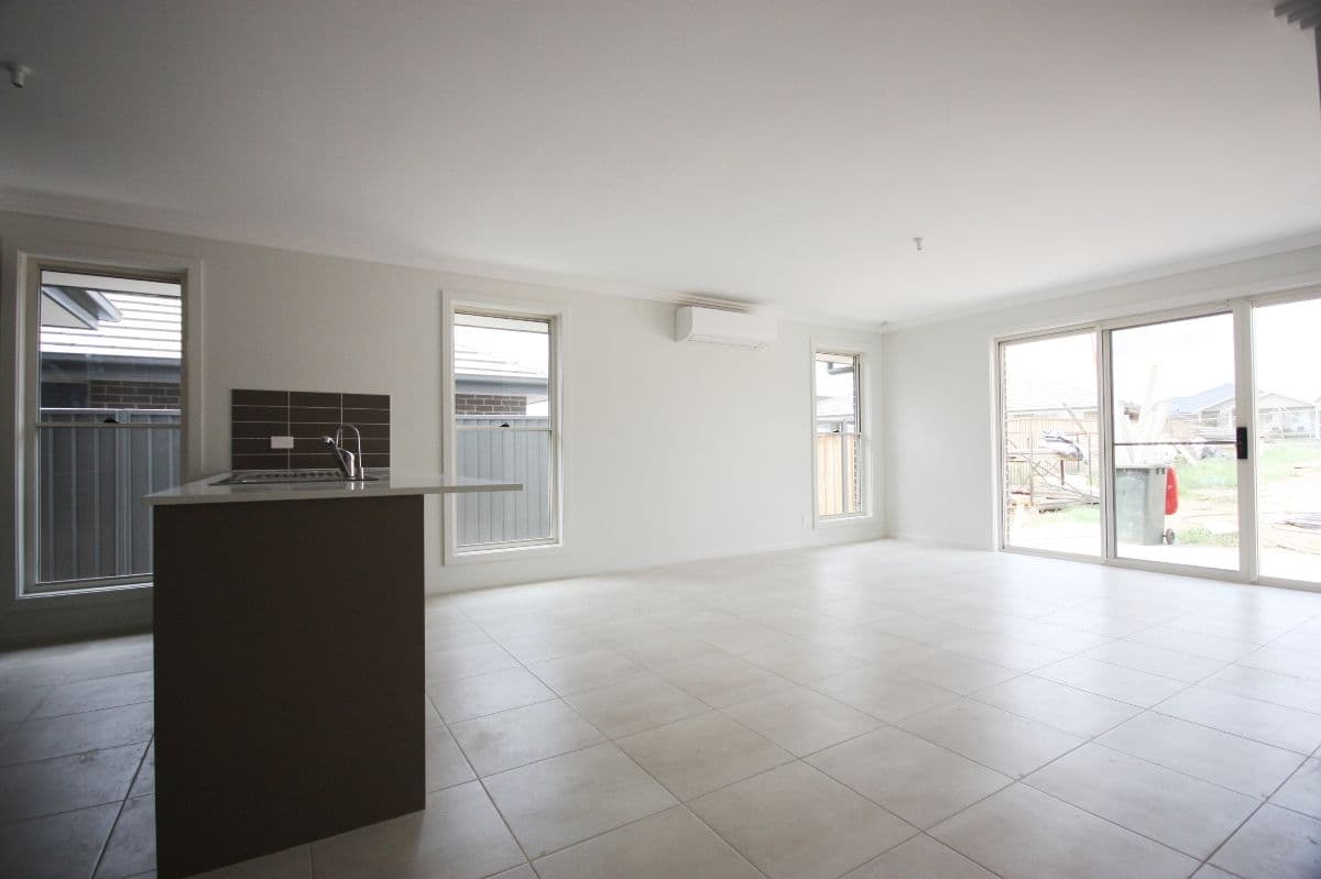 9 Crank Place, Elderslie - Thumbnail 2