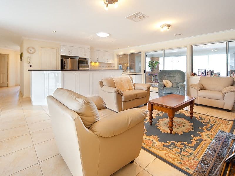 23 Kurrajong Crescent, West Albury - Thumbnail 2