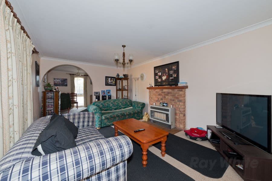 2 Gretel Grove, Melton VIC 3337, Melton - Thumbnail 3