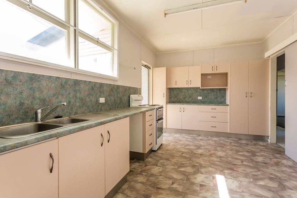 114 Hospital Road, Emerald QLD 4720, Emerald - Thumbnail 2