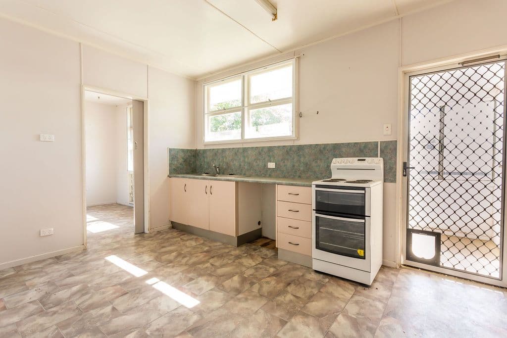 114 Hospital Road, Emerald QLD 4720, Emerald - Thumbnail 3