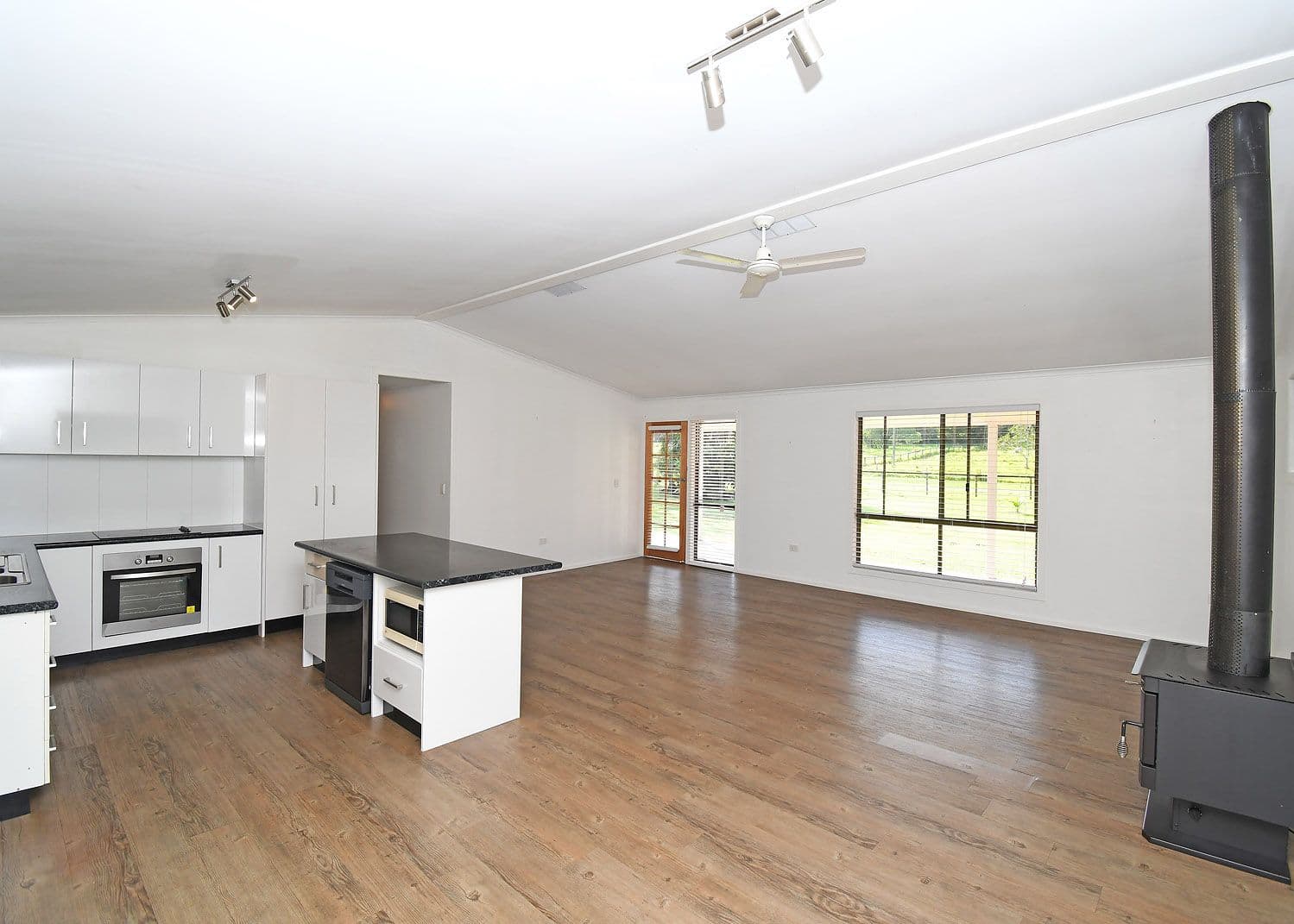 8 Mitchell Avenue, Craignish QLD 4655, Craignish - Thumbnail 5