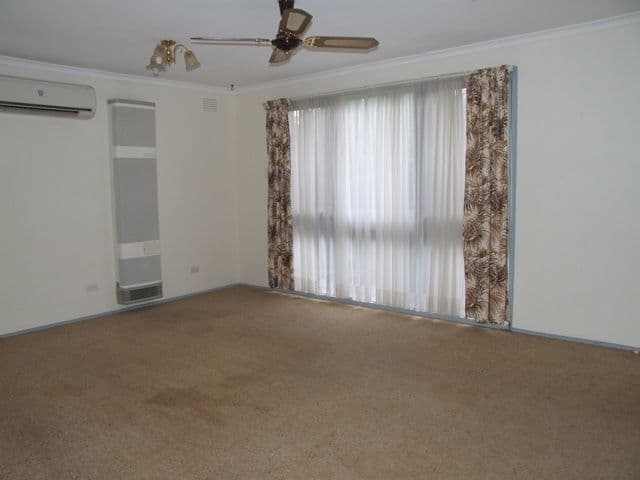 19 Connell Drive, MELTON SOUTH VIC 3338, Melton South - Thumbnail 2