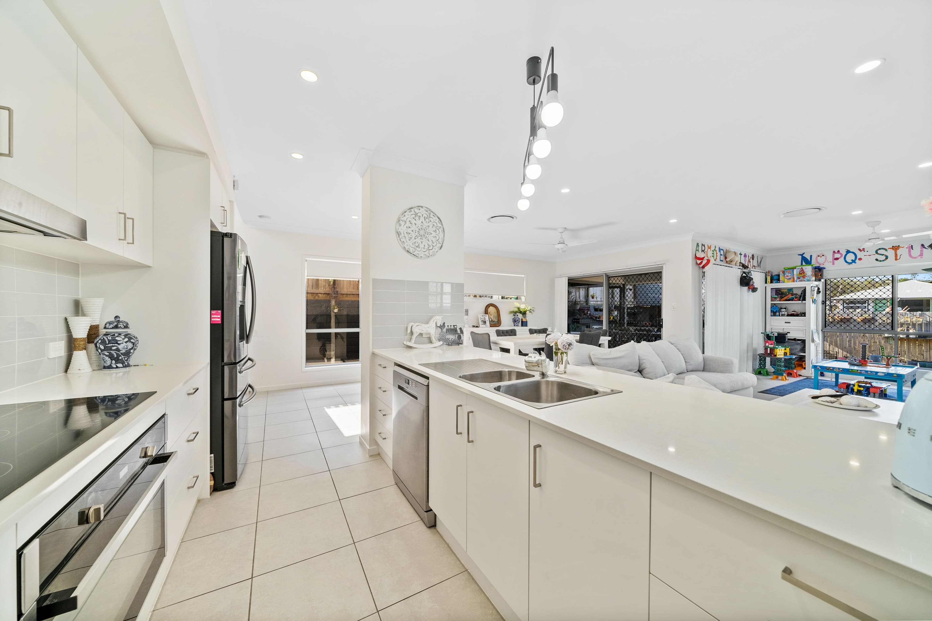 35 Eiger Street, Holmview QLD 4207, Holmview - Thumbnail 2