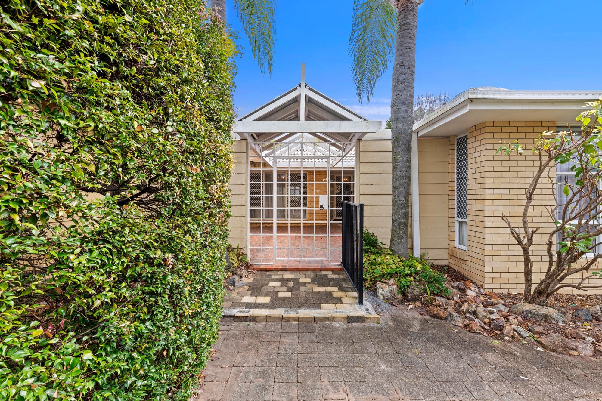 27 Kingfisher Crescent, Burleigh Waters QLD 4220, Burleigh Waters - Thumbnail 2