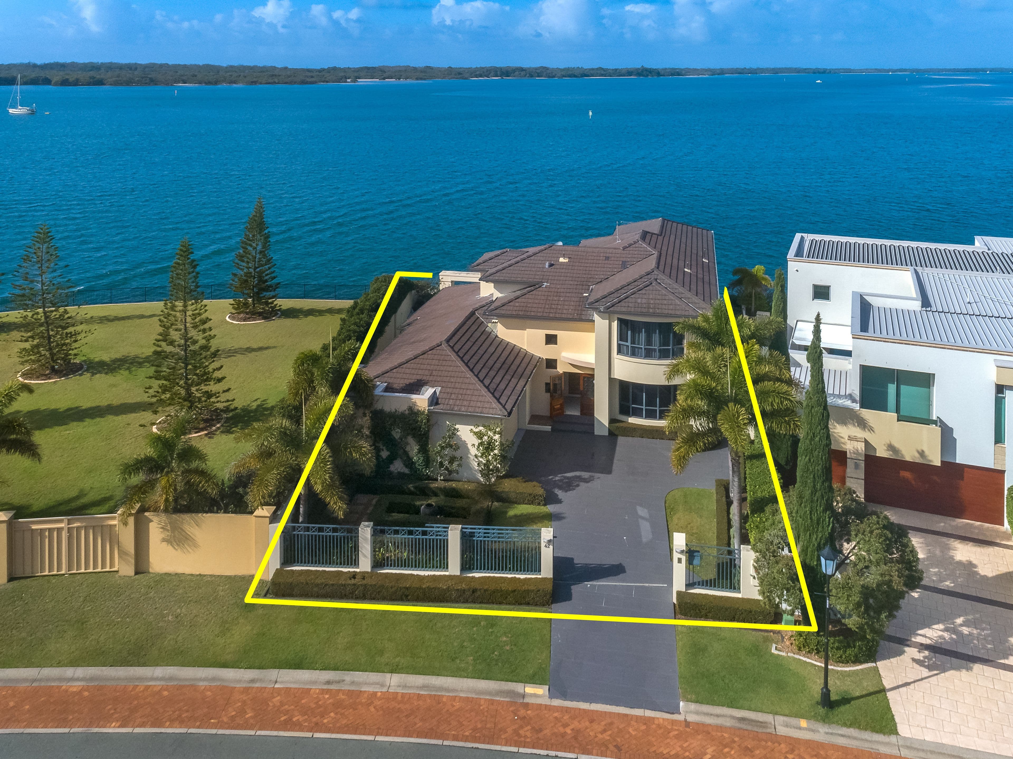 42 King Charles Drive, Sovereign Islands QLD 4216, Sovereign Islands - Thumbnail 3