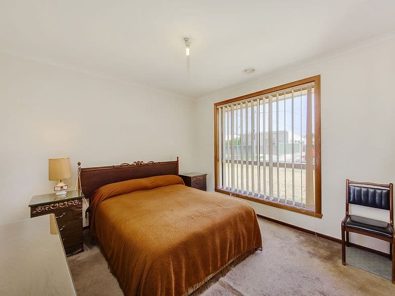 2 Manfred Avenue, ST ALBANS VIC 3021, St Albans - Thumbnail 5