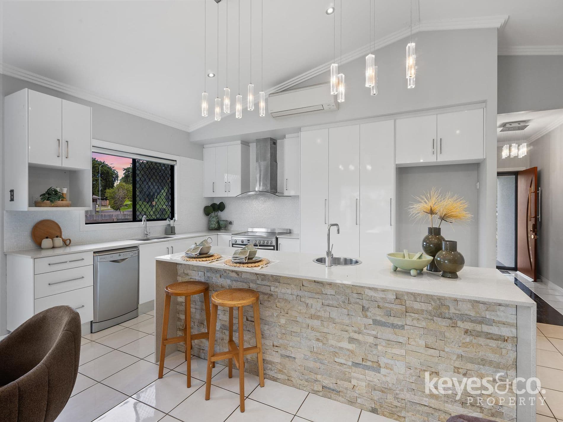 Space, Style and Side Access, Klewarra Boulevard - Thumbnail 2