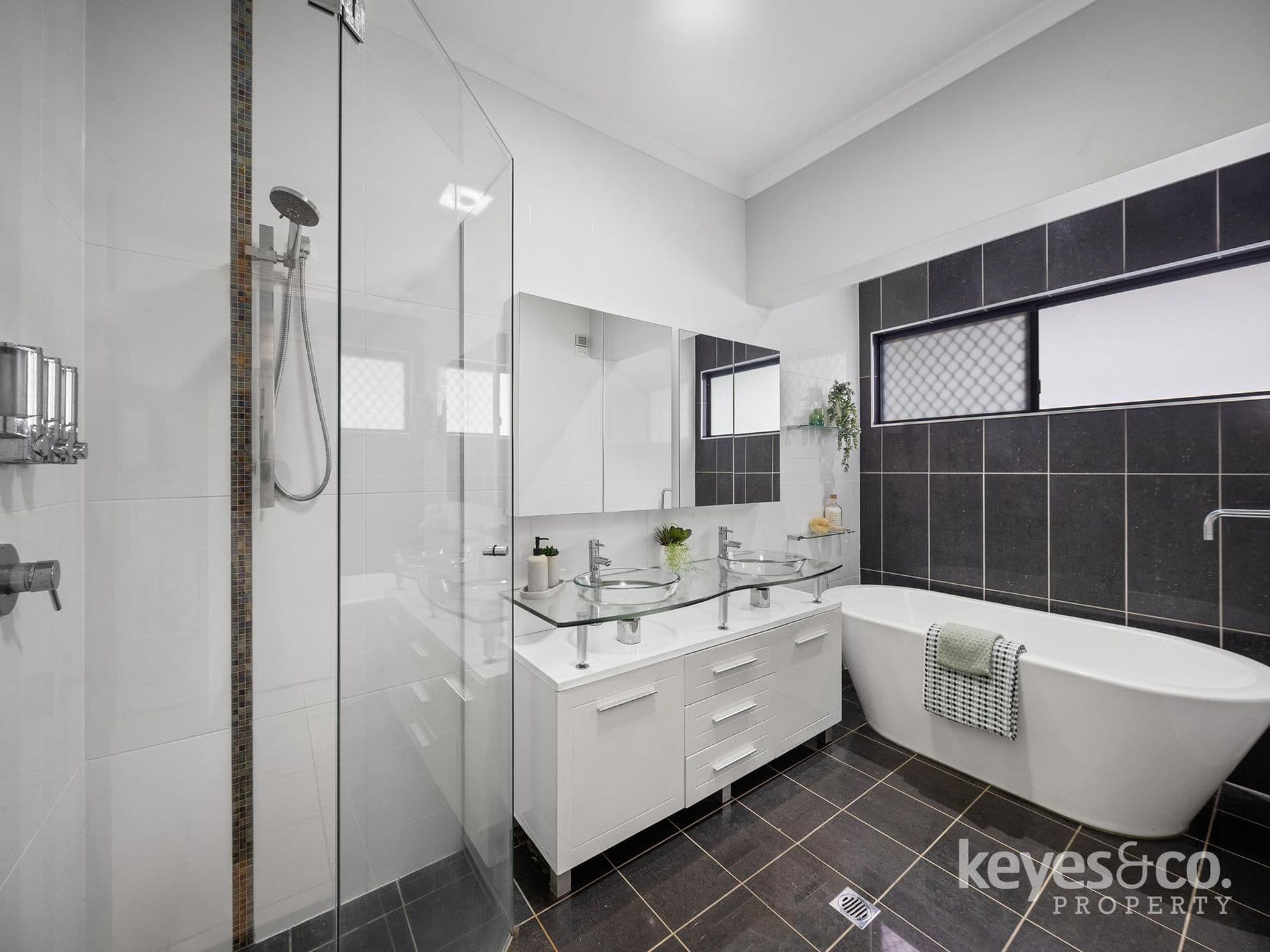 Space, Style and Side Access, Klewarra Boulevard - Thumbnail 6