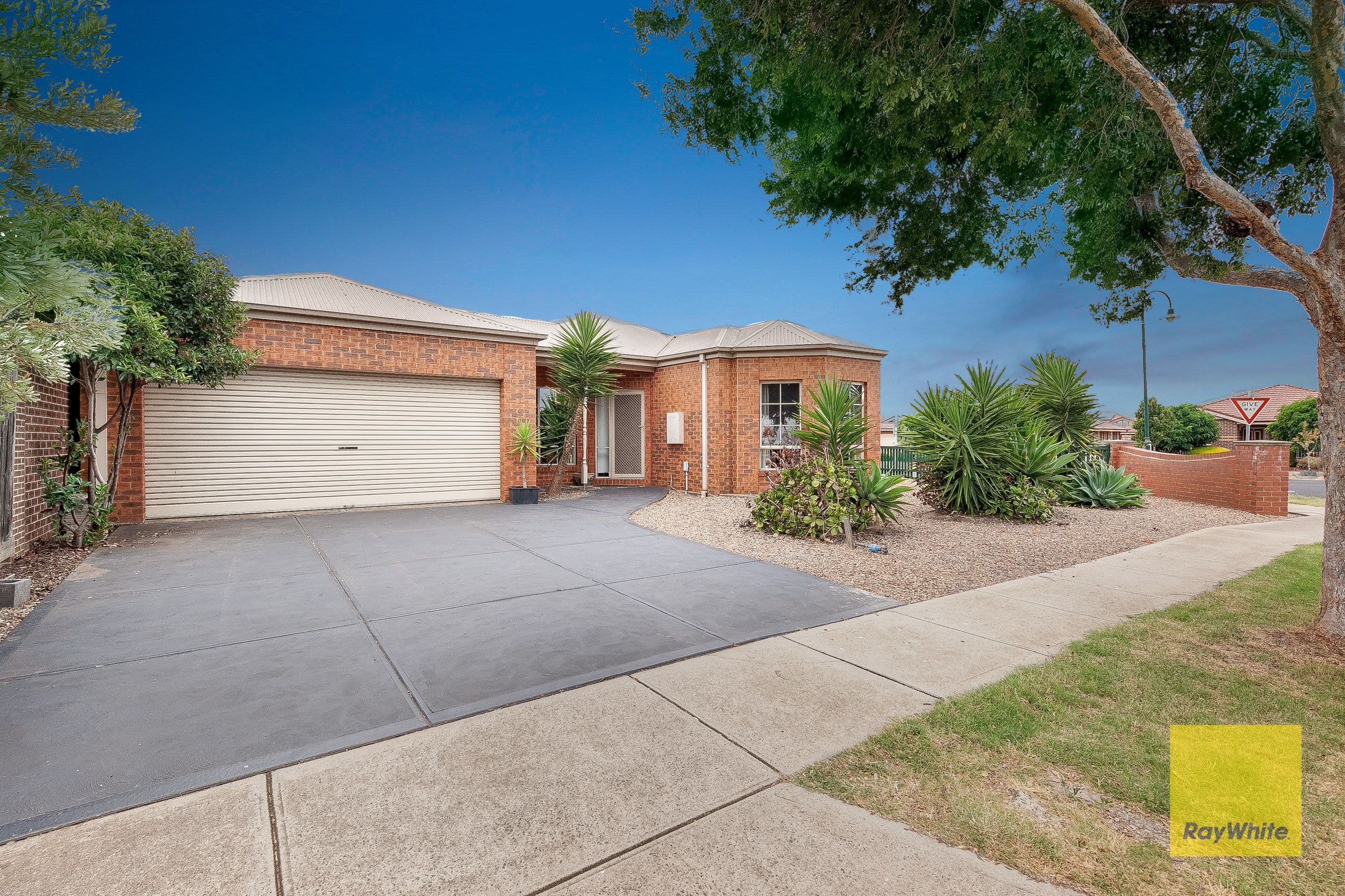 2 Diamond Drive, Werribee VIC 3030, Werribee - Thumbnail 3