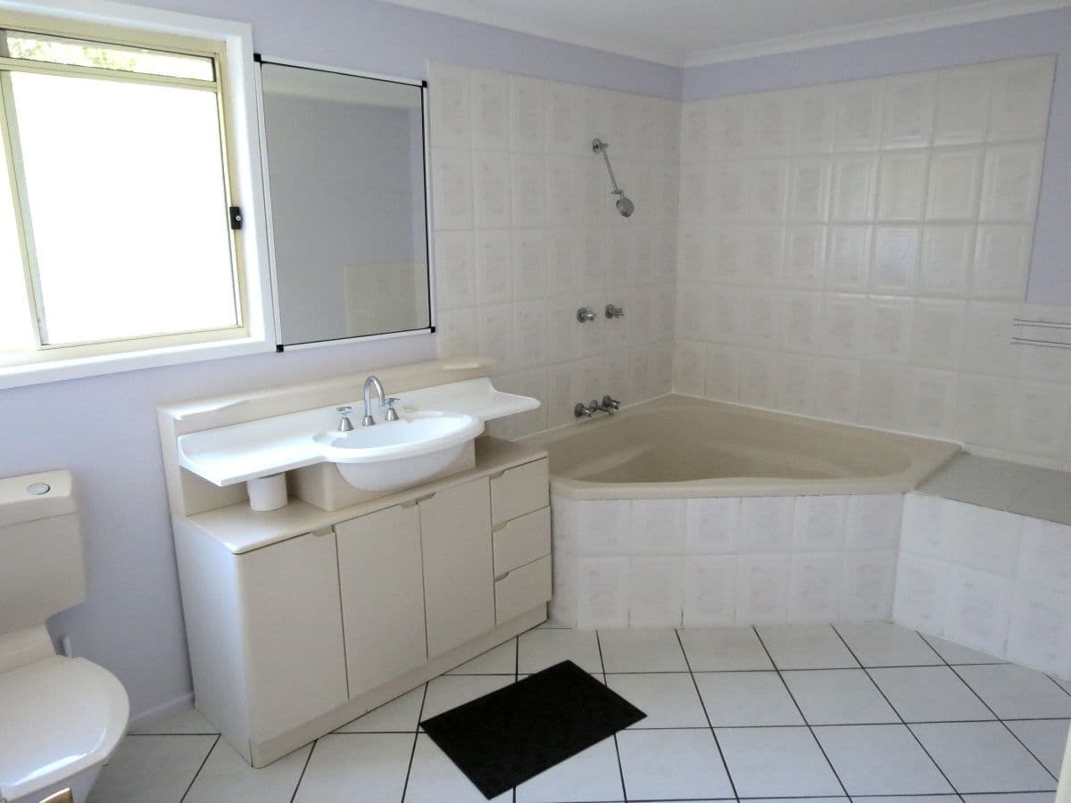 15 Roseanne Road, Emerald QLD 4720, Emerald - Thumbnail 4