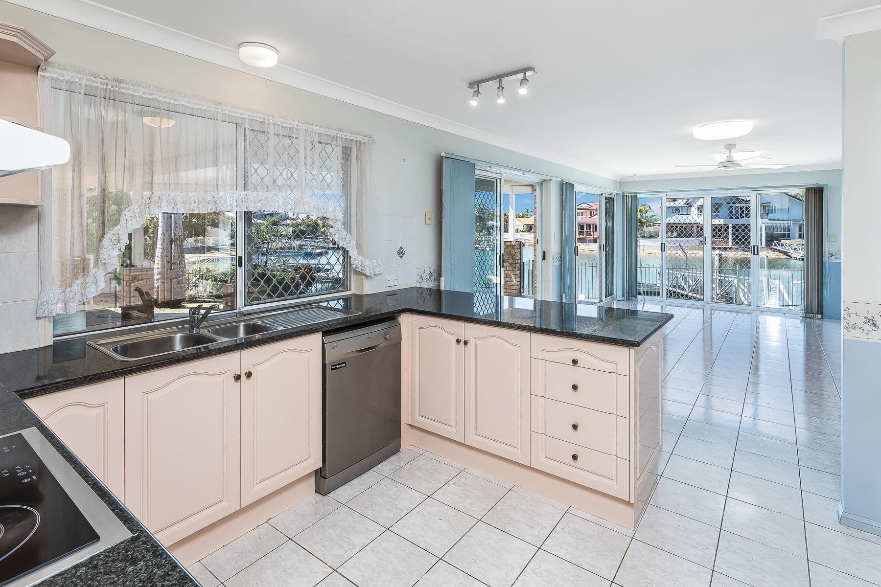 6 Eagle Court, Newport QLD 4020, Newport - Thumbnail 8