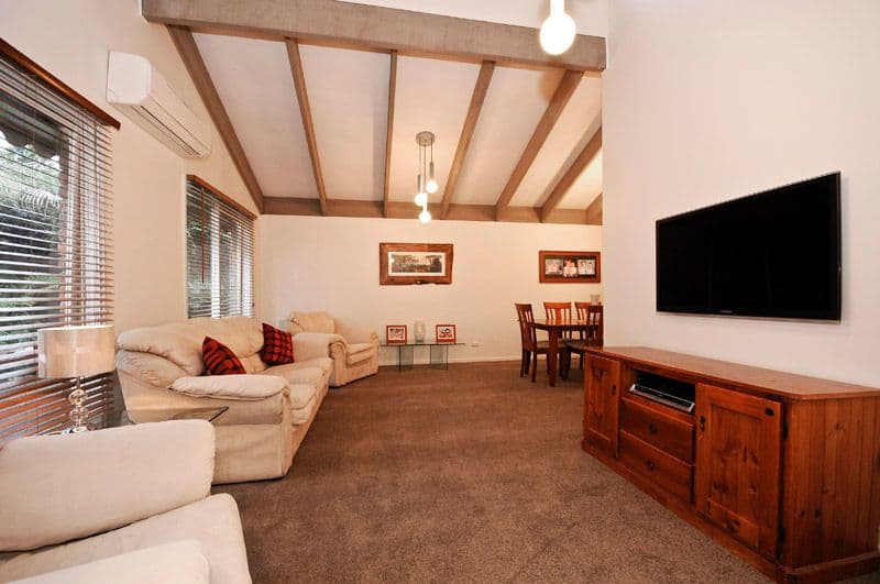 18 Highview Drive, MOOROOLBARK VIC 3138, Mooroolbark - Thumbnail 2