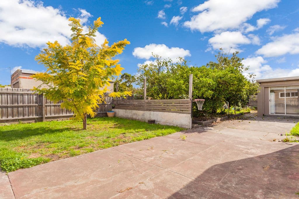 4 Clonard Avenue, GEELONG WEST VIC 3218, Geelong West - Thumbnail 2