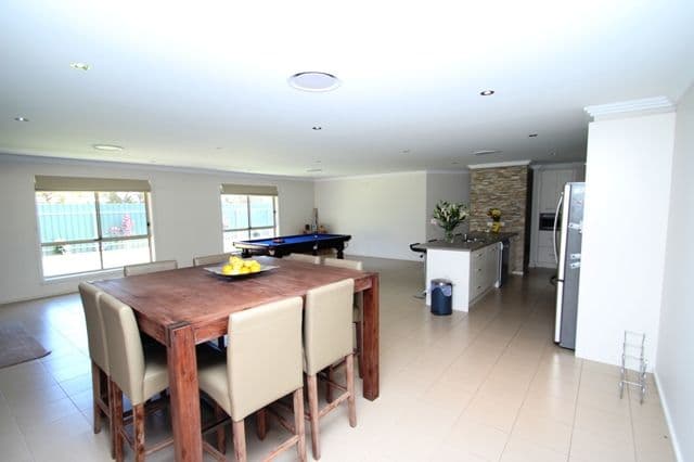 4 Tamblyn Street, CLARE SA 5453, Clare - Thumbnail 2