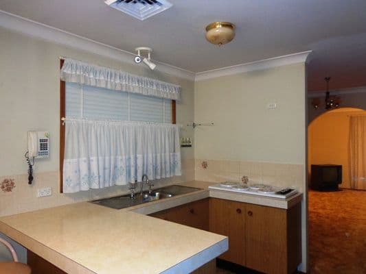 4 Melbourne Road, ST JOHNS PARK NSW 2176, St Johns Park - Thumbnail 2