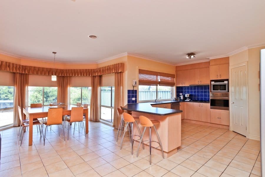 8 Balmoral Close, WYNDHAM VALE VIC 3024, Wyndham Vale - Thumbnail 3