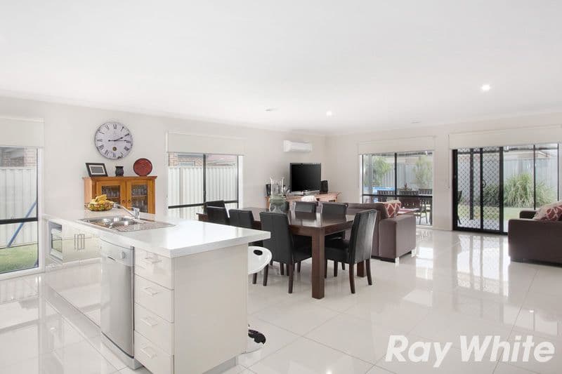 21 Edenbrook Circuit, Pakenham VIC 3810, Pakenham - Thumbnail 2
