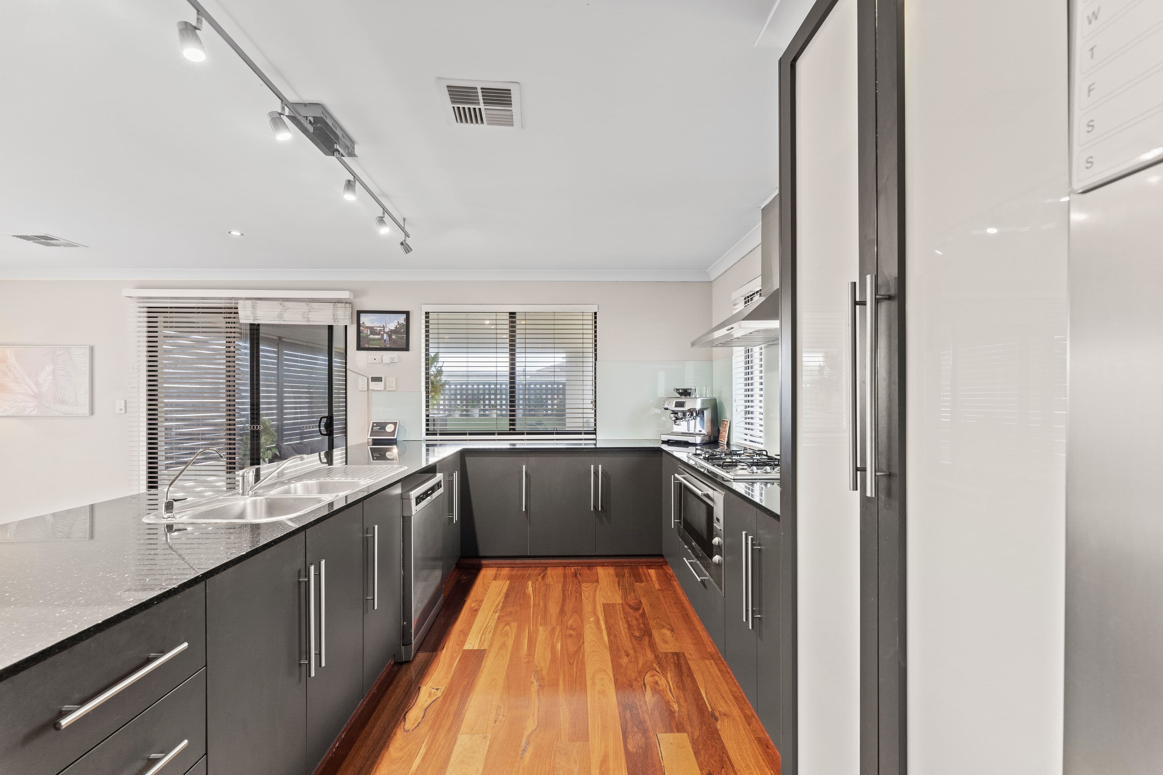 3 Reveley Street, Waikiki WA 6169, Waikiki - Thumbnail 4