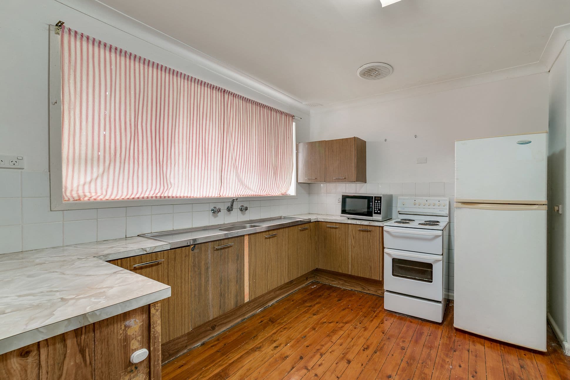 31 Fern Avenue, Bradbury - Thumbnail 3