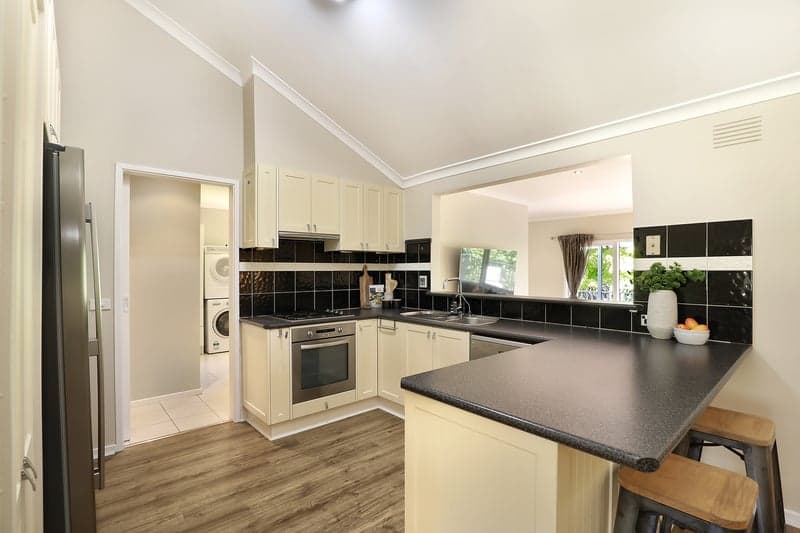 18 Eastwood Crescent, Mooroolbark - Thumbnail 4