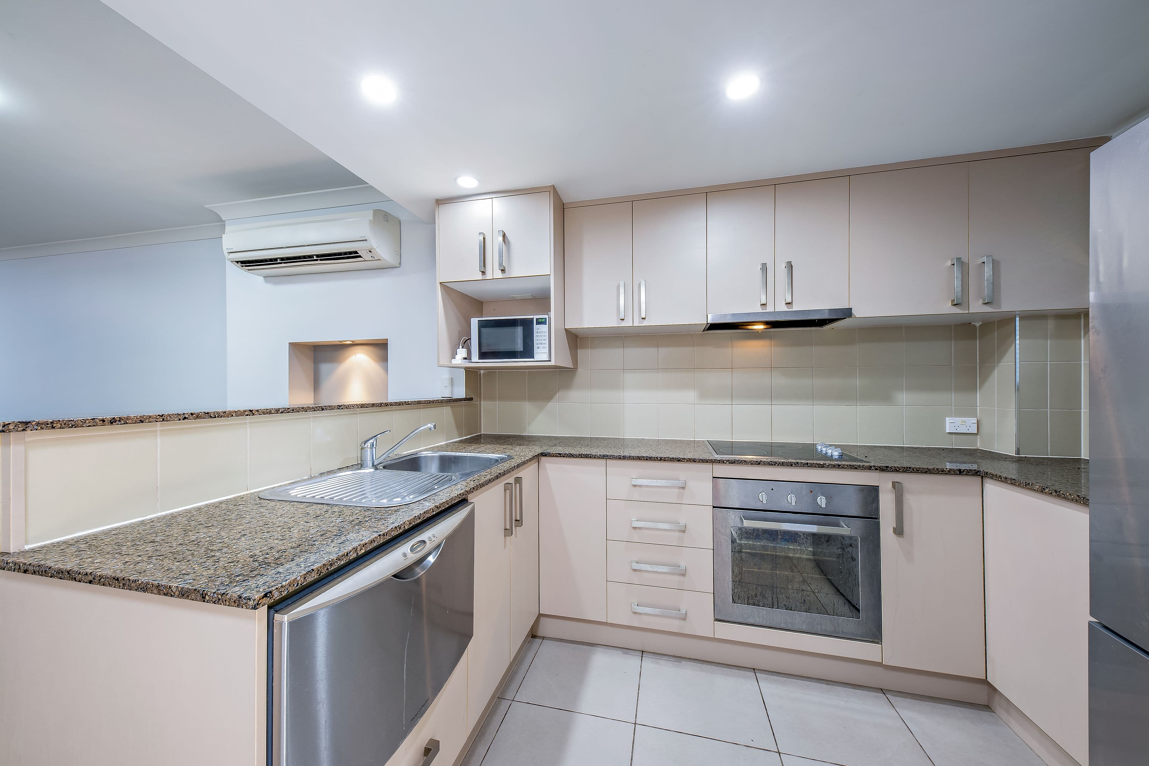 16 Schnapper Street, Cannonvale QLD 4802, Cannonvale - Thumbnail 2