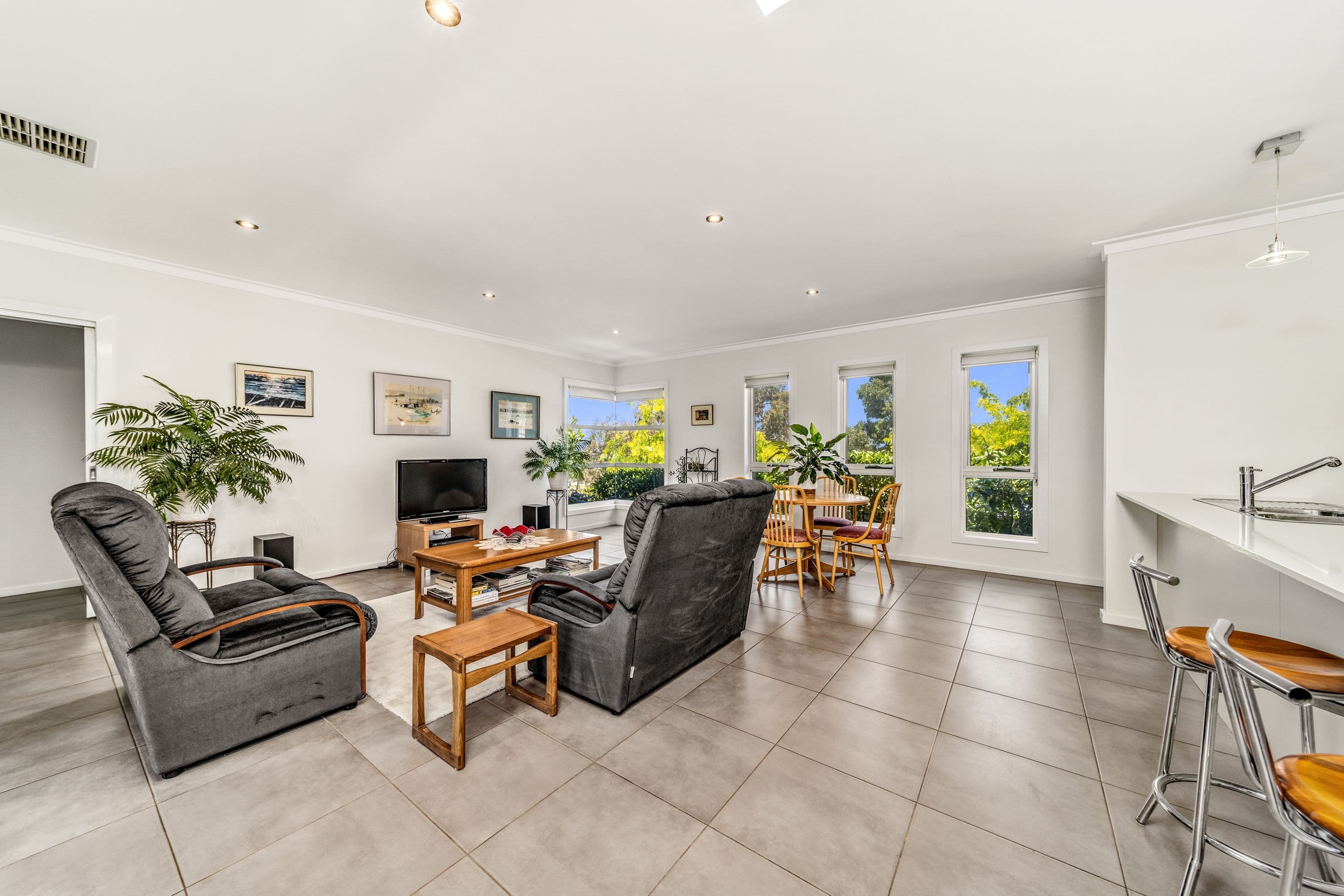 2 Cooley Crescent, Casey ACT 2913, Casey - Thumbnail 2