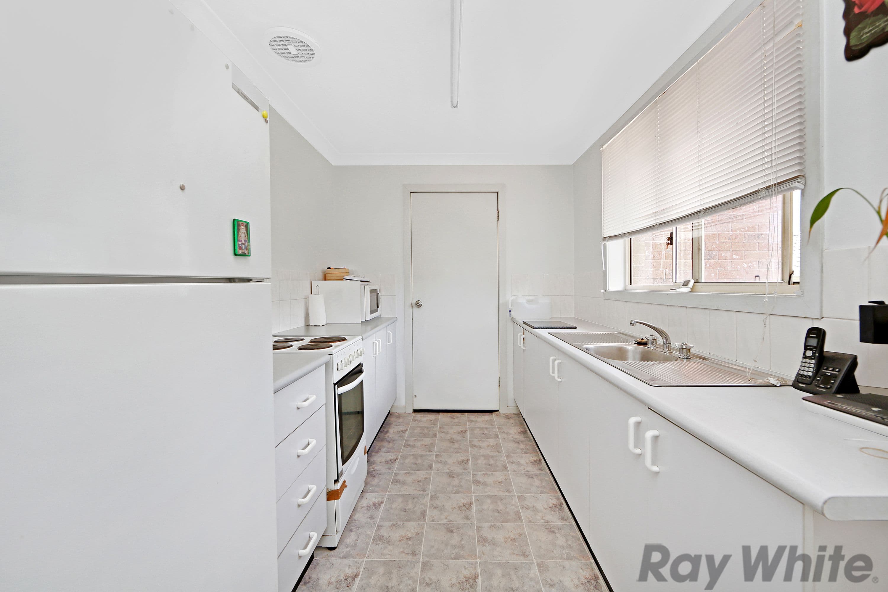 18 Bromley Court, Lake Haven - Thumbnail 2