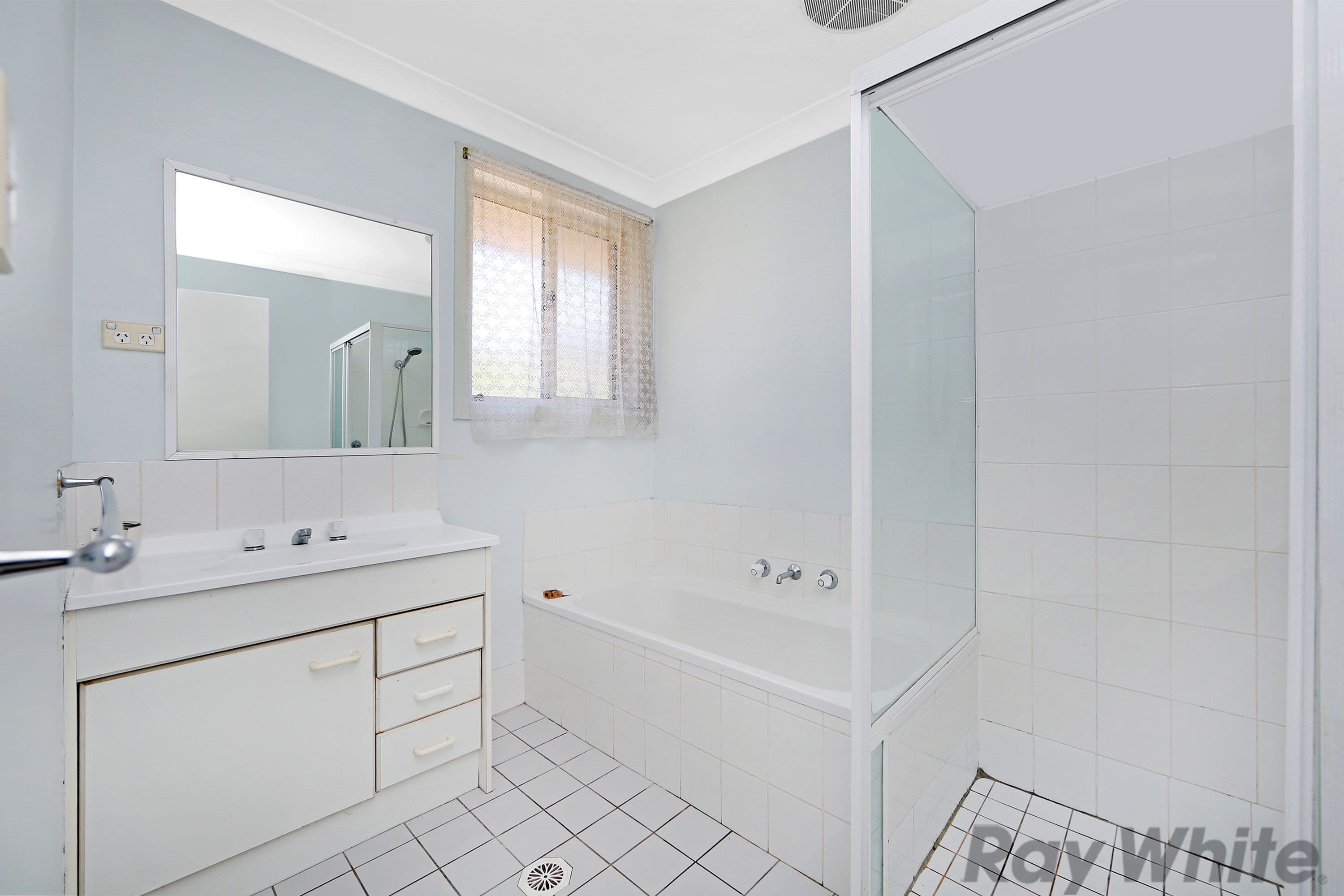 18 Bromley Court, Lake Haven - Thumbnail 7