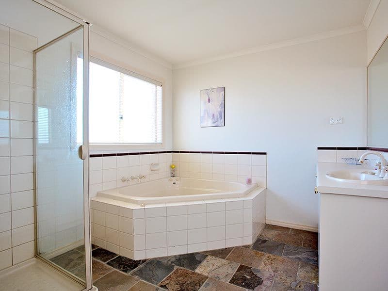 6 Mayfair Court, CHIRNSIDE PARK VIC 3116, Chirnside Park - Thumbnail 7