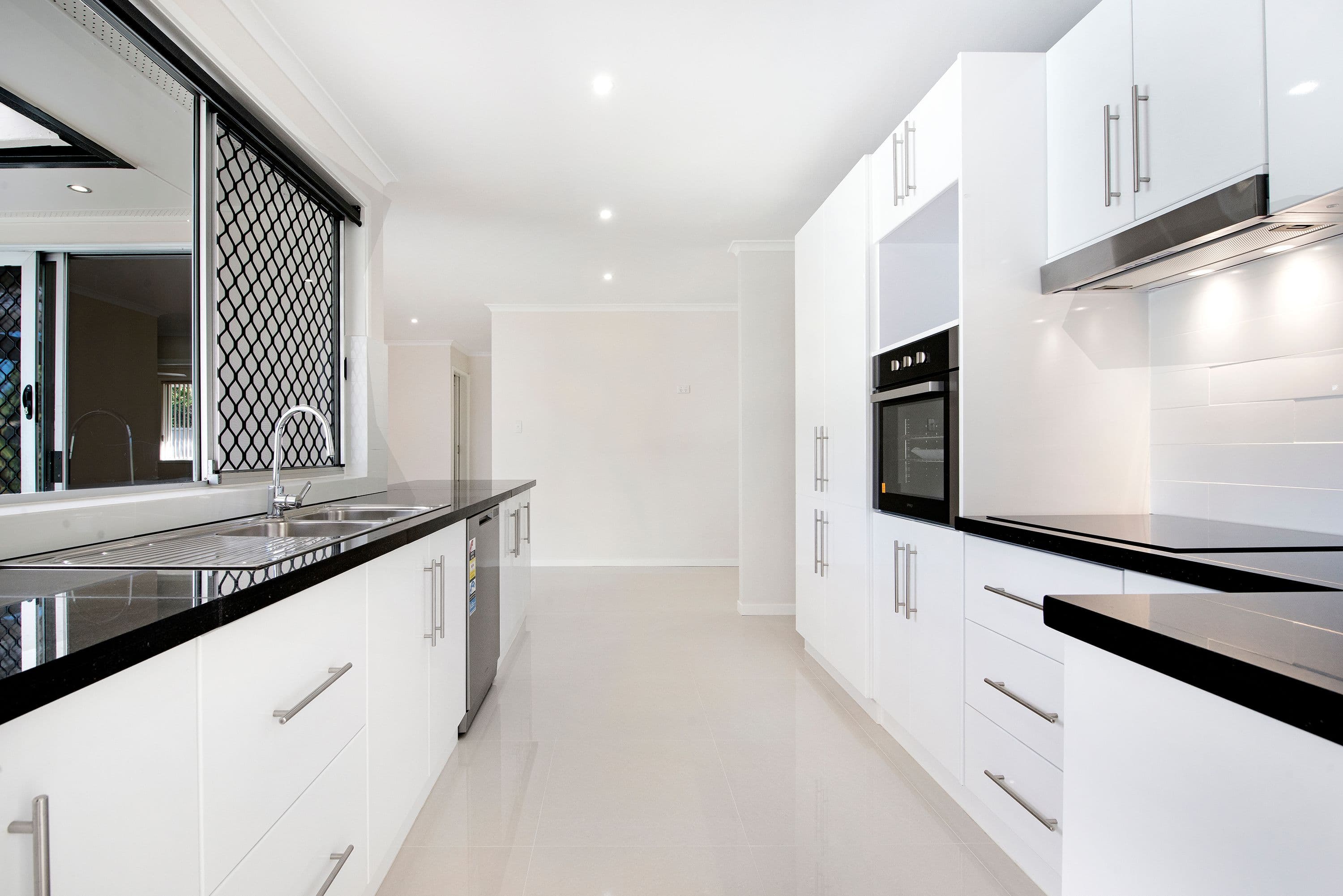 8 Waitomo Street, Broadbeach Waters QLD 4218, Broadbeach Waters - Thumbnail 2