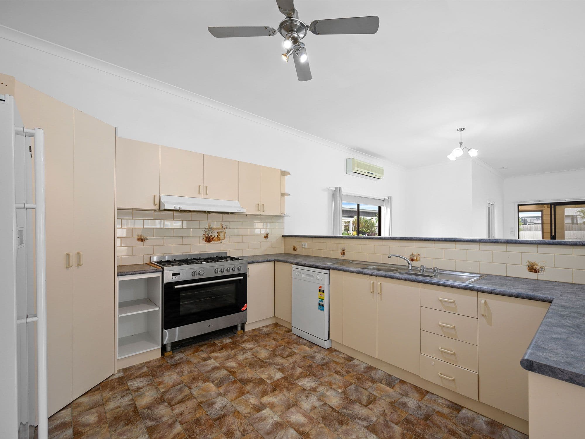 33 Miller Street, Colac VIC 3250, Colac - Thumbnail 5