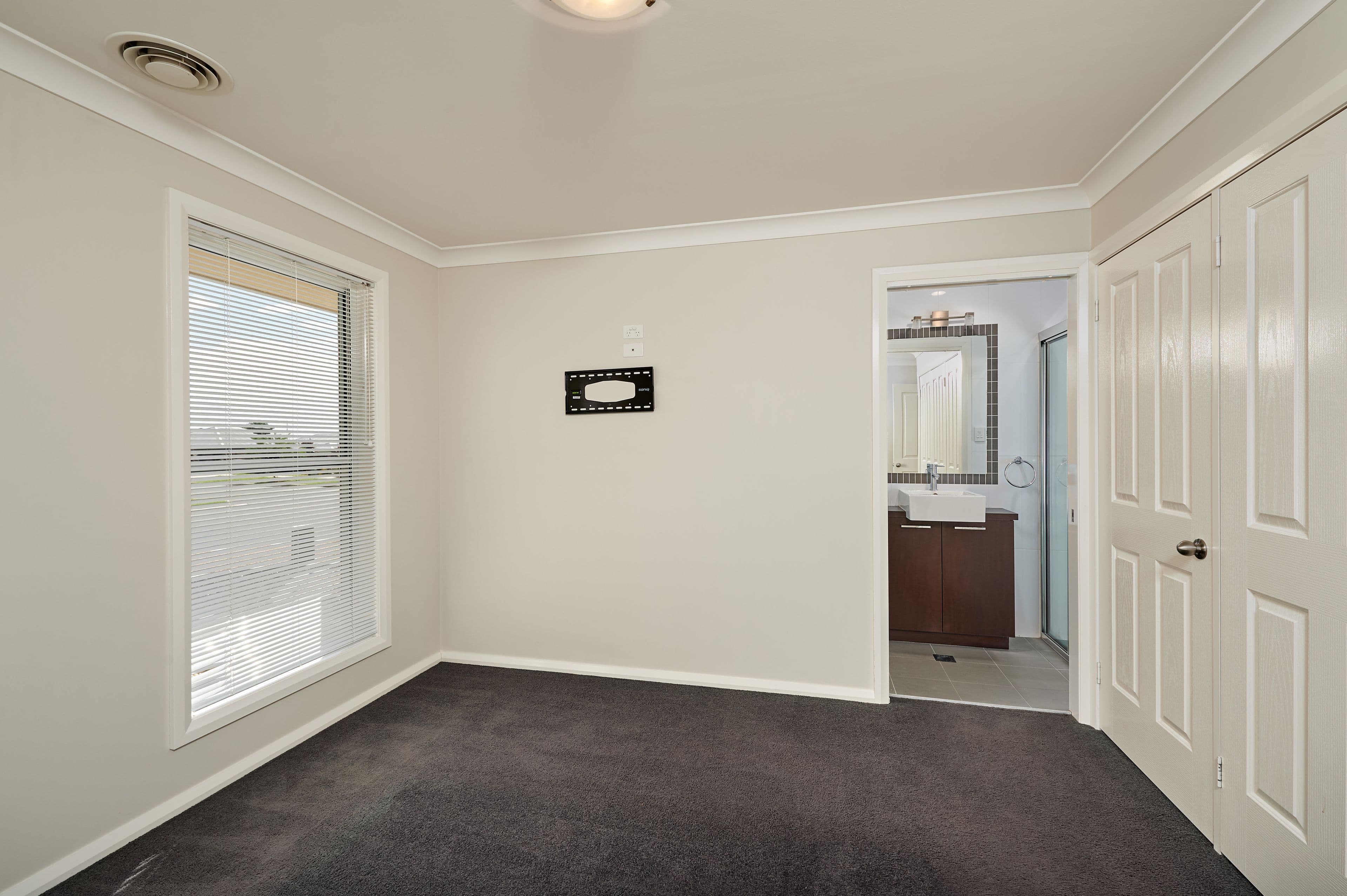 1 Warambee Street, Glenfield Park - Thumbnail 7