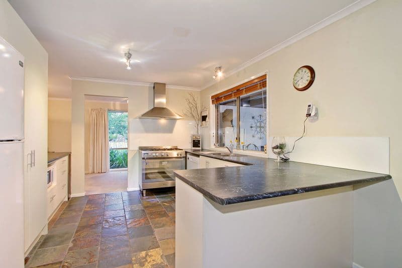 8 HILLVIEW Court, CROYDON HILLS VIC 3136, Croydon Hills - Thumbnail 6