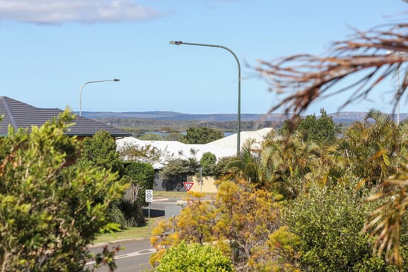 6 Bedarra Street, Redland Bay - Thumbnail 2