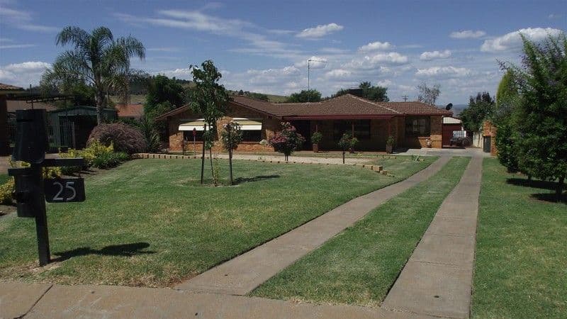 25 Bowditch Crescent, PARKES NSW 2870, Parkes - Image 1